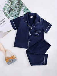 Set Piyama Lengan Pendek Satin Motif Huruf Bayi Laki-Laki 2 Pcs