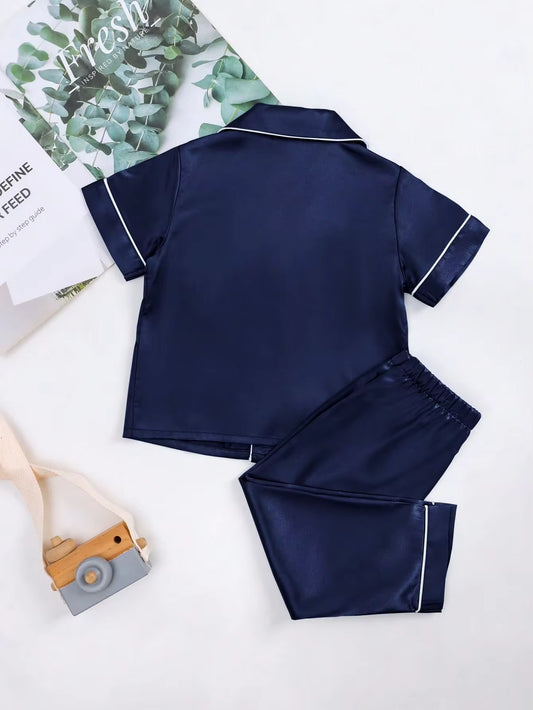 Set Piyama Lengan Pendek Satin Motif Huruf Bayi Laki-Laki 2 Pcs