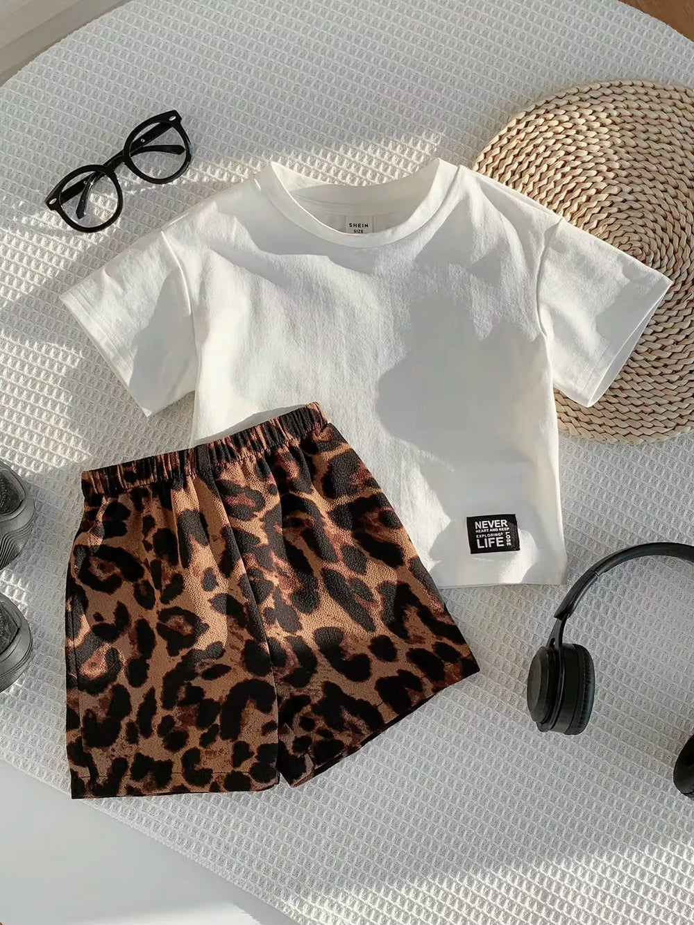 Set Kaos Lengan Pendek Rajut dan Celana Pendek Motif Macan Tutul Bayi 2 Pcs