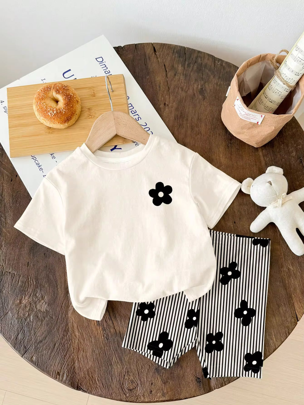 Set Kaos Lengan Pendek Motif Bunga Garis Retro dan Celana Pendek Bayi Perempuan