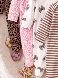 SHEIN ชุดจั๊มสูทเด็กทารกหญิง 1 ชิ้น แบบสุ่ม ลายเสือดาวน่ารัก คอกลม แขนยาว ทรงเข้ารูป ผ้าเนื้อนุ่ม สำหรับฤดูใบไม้ร่วงและฤดูหนาว
